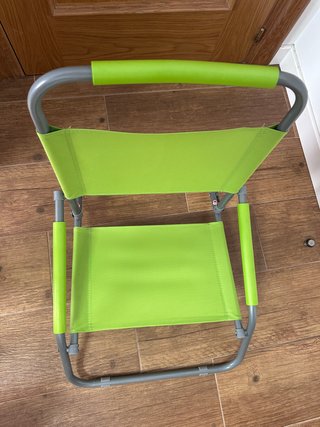 Silla de playa plegable verde y gris