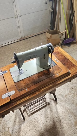 Máquina de coser antigua de madera