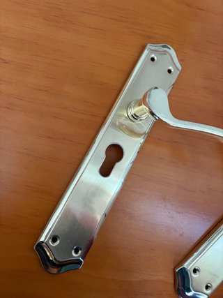 Manillas para puerta doradas