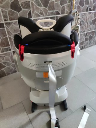 Silla de coche negra con detalles blancos