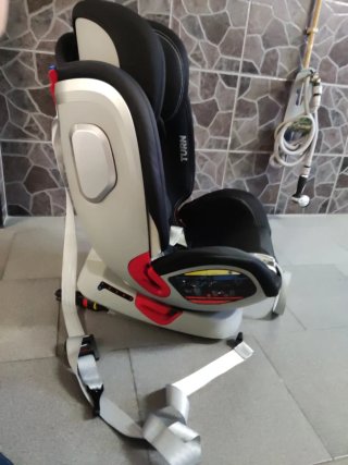 Silla de coche negra con detalles blancos