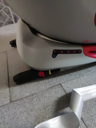 Silla de coche negra con detalles blancos