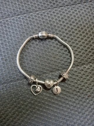 Pulsera Chamilia Plata Corazones y Letra J