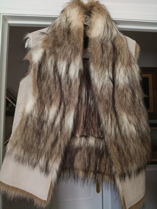 Chaleco doble faz beige con pelo