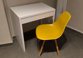 Escritorio Ikea MICKE y silla diseño escandinavo