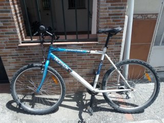 Bicicleta Decathlon Rockrider Blanca y Azul