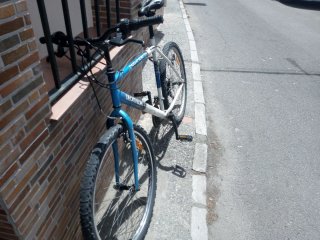 Bicicleta Decathlon Rockrider Blanca y Azul