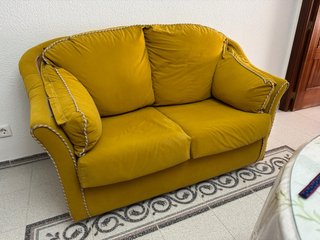 Sofá 2 plazas terciopelo amarillo