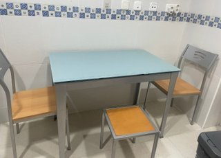 Mesa de cocina con 2 sillas y taburete
