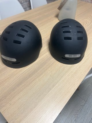 Cascos de patinete con luces LED. 20 euros unidad
