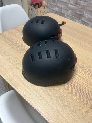Cascos de patinete con luces LED. 20 euros unidad