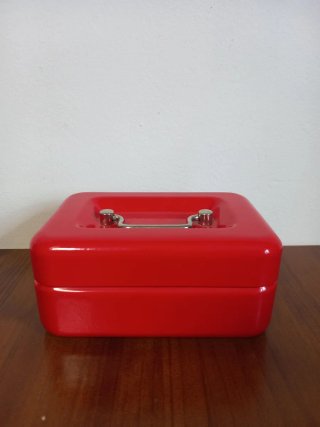 Caja de caudales roja con llave