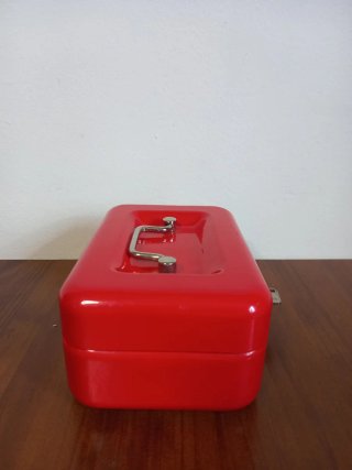Caja de caudales roja con llave
