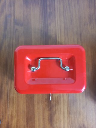 Caja de caudales roja con llave