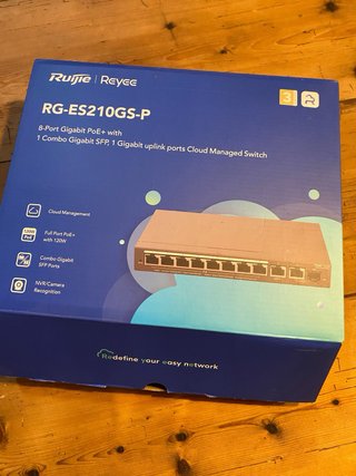 Switch poE+ y rack para instalación Voz/Datos