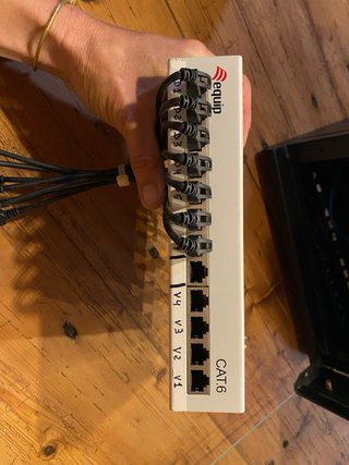 Switch poE+ y rack para instalación Voz/Datos