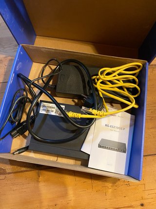 Switch poE+ y rack para instalación Voz/Datos