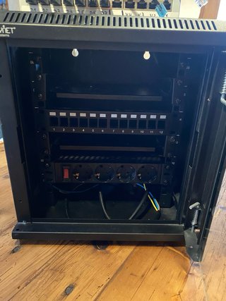 Switch poE+ y rack para instalación Voz/Datos