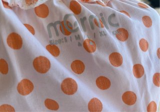 Vestido de playa blanco y naranja