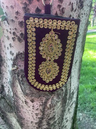 Bolso étnico para móvil dorado y morado