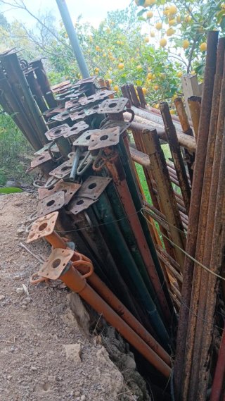 Puntales de obra metálicos