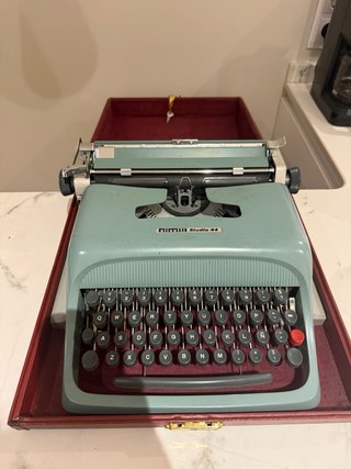 Máquina de escribir Olivetti Studio 44 vintage