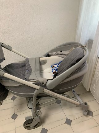 Carrito de bebé gris
