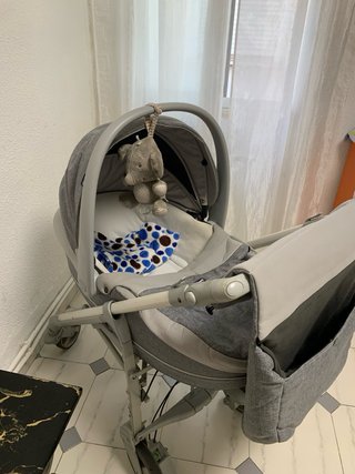 Carrito de bebé gris