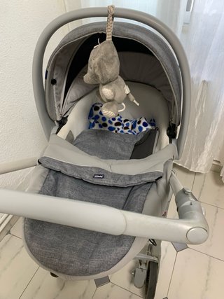 Carrito de bebé gris