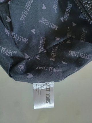 Borsetta Sweet Years nera con logo