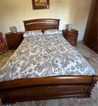 Cama de madera con 2 mesitas
