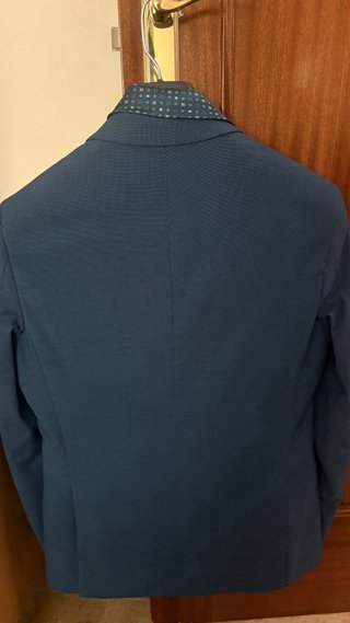 Traje azul marino con corbata