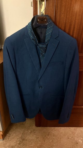 Traje azul marino con corbata