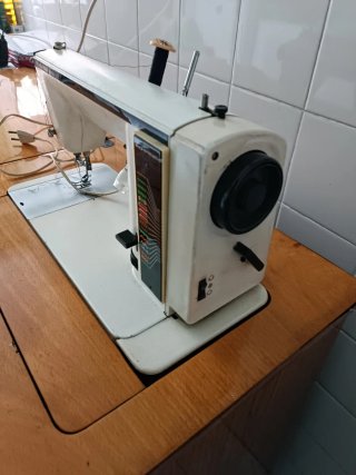 Máquina de coser Sigma 2000 con mueble