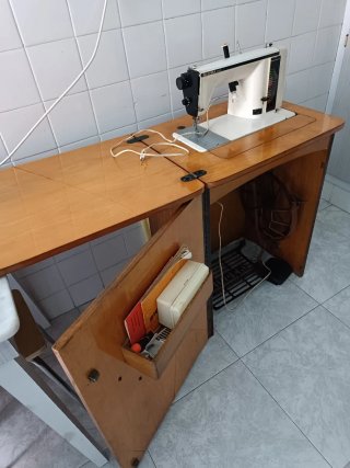 Máquina de coser Sigma 2000 con mueble