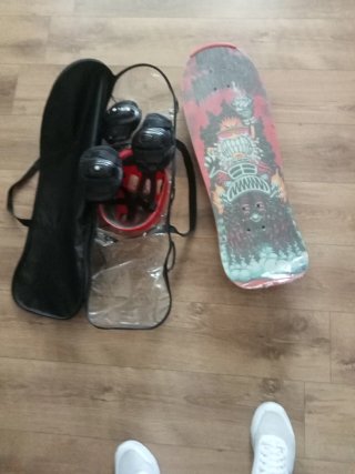 Monopatín y Casco Rojo Nuevo