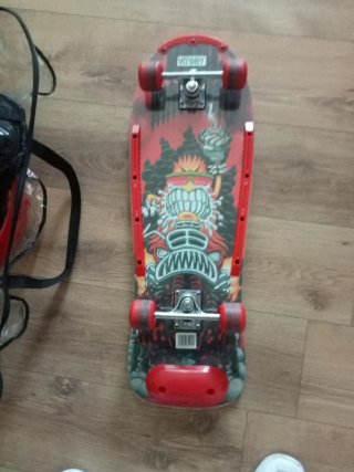 Monopatín y Casco Rojo Nuevo