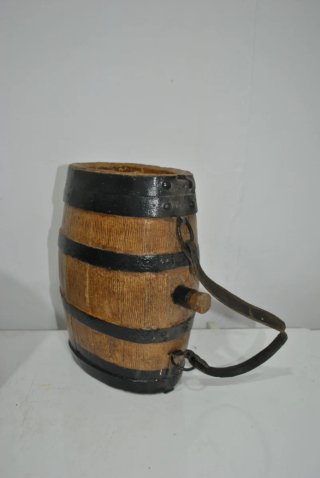 Antiche bottiglie da viaggio in legno