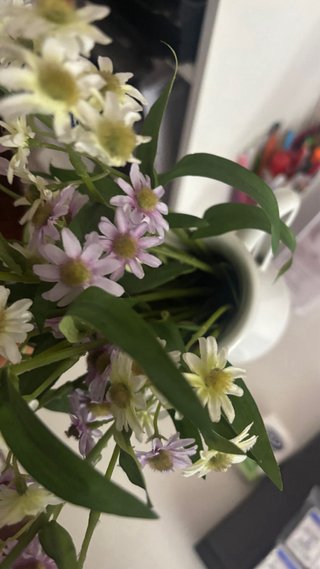 Fiori artificiali in vaso bianco