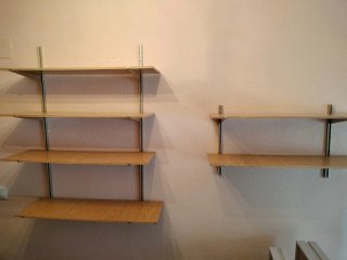 Estanterías de madera y metal