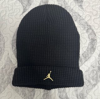 Gorro Jordan Negro con Logo Dorado