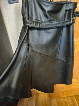 Falda de piel negra con cinturón