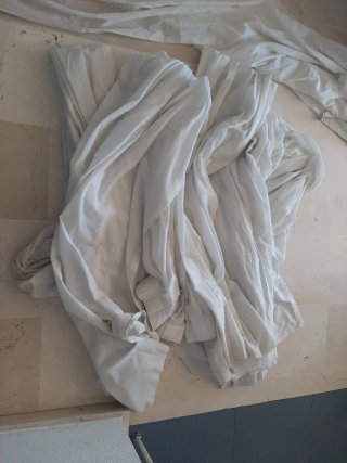 Cortinas 4 patas  blanco roto × 20€.Solo hoy.