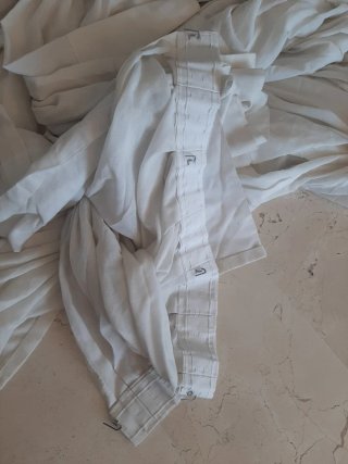 Cortinas 4 patas  blanco roto × 20€.Solo hoy.