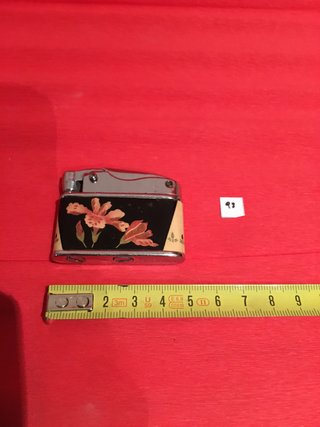 Encendedor antiguo gasolina con flores vintage.