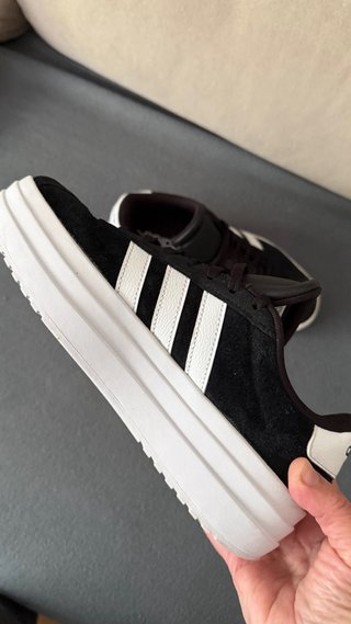 Adidas con plataforma negras y blancas