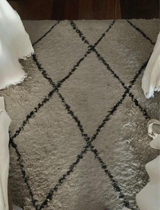 Alfombra grande, color blanco roto y negra, 20 m2
