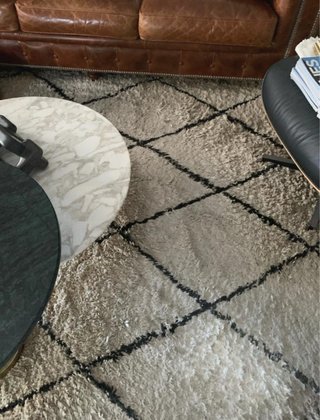 Alfombra grande, color blanco roto y negra, 20 m2