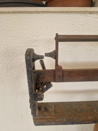Báscula antigua vintage de madera y metal
