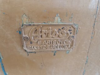 Báscula antigua vintage de madera y metal
